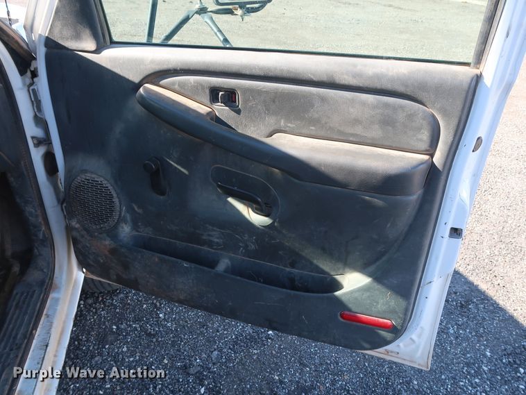 image for item GD9948 2005 Chevrolet Silverado 3500HD flatbed pickup truck