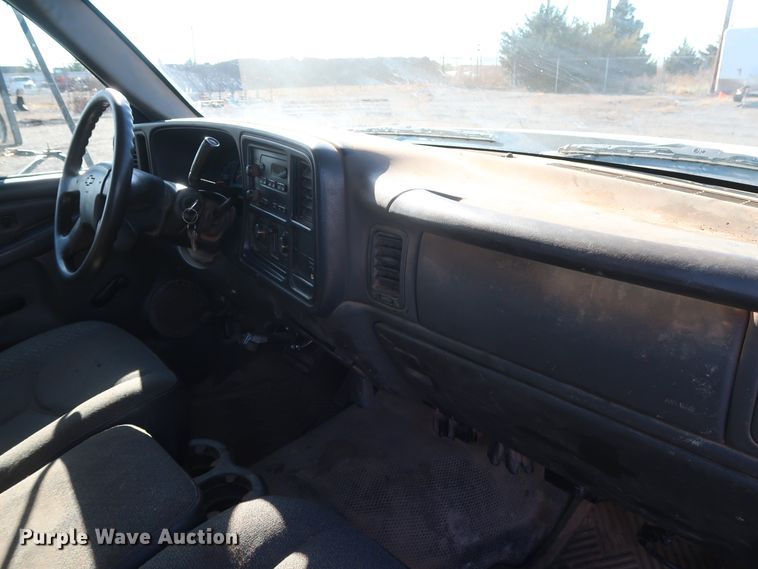 image for item GD9948 2005 Chevrolet Silverado 3500HD flatbed pickup truck