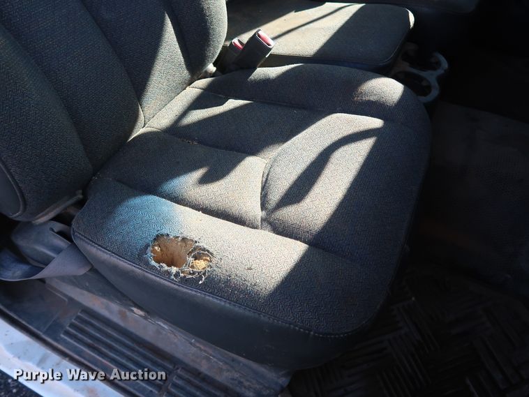 image for item GD9948 2005 Chevrolet Silverado 3500HD flatbed pickup truck