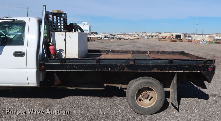 image for item GD9948 2005 Chevrolet Silverado 3500HD flatbed pickup truck