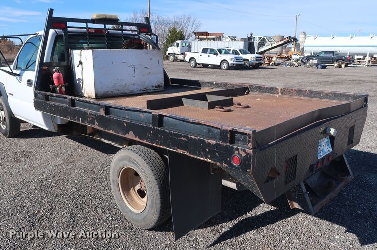 image for item GD9948 2005 Chevrolet Silverado 3500HD flatbed pickup truck