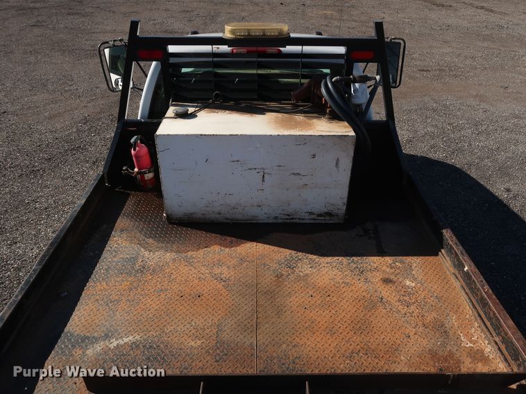 image for item GD9948 2005 Chevrolet Silverado 3500HD flatbed pickup truck