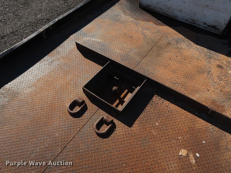 image for item GD9948 2005 Chevrolet Silverado 3500HD flatbed pickup truck