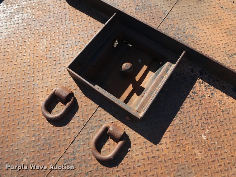 image for item GD9948 2005 Chevrolet Silverado 3500HD flatbed pickup truck