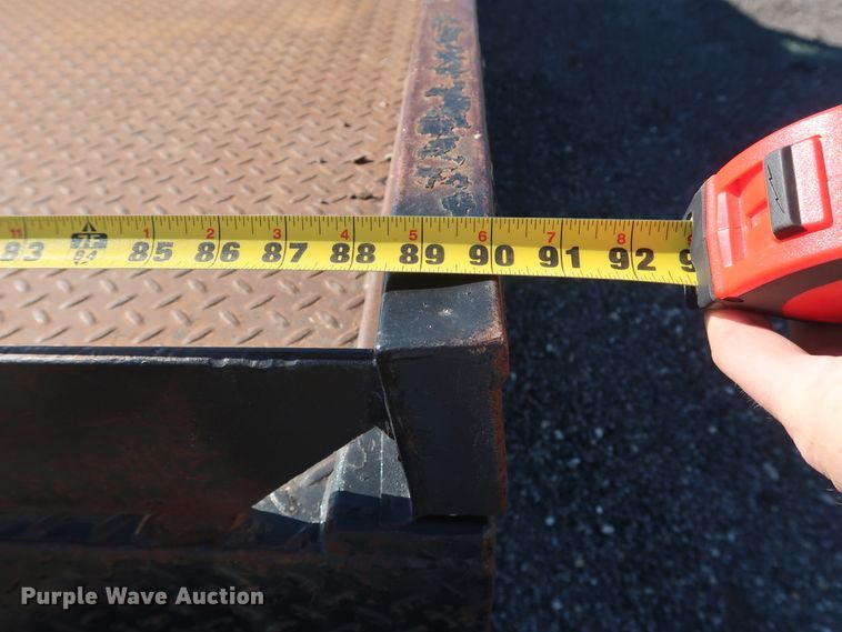 image for item GD9948 2005 Chevrolet Silverado 3500HD flatbed pickup truck