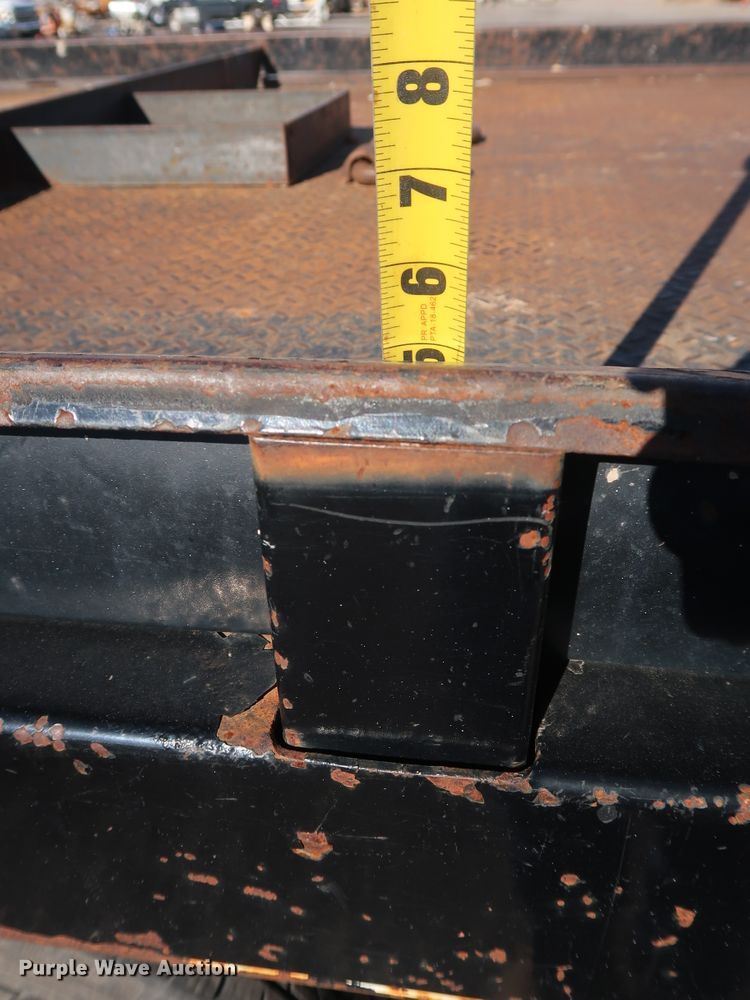 image for item GD9948 2005 Chevrolet Silverado 3500HD flatbed pickup truck