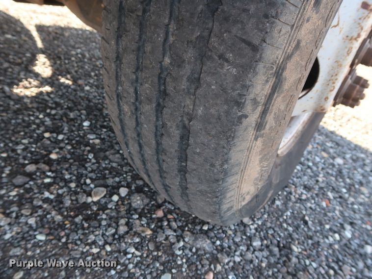 image for item GD9948 2005 Chevrolet Silverado 3500HD flatbed pickup truck