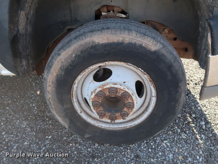 image for item GD9948 2005 Chevrolet Silverado 3500HD flatbed pickup truck