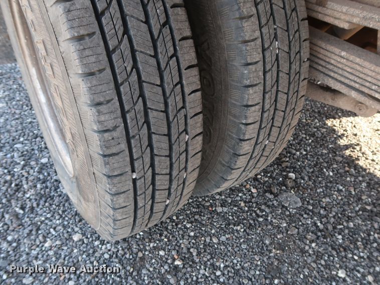 image for item GD9948 2005 Chevrolet Silverado 3500HD flatbed pickup truck