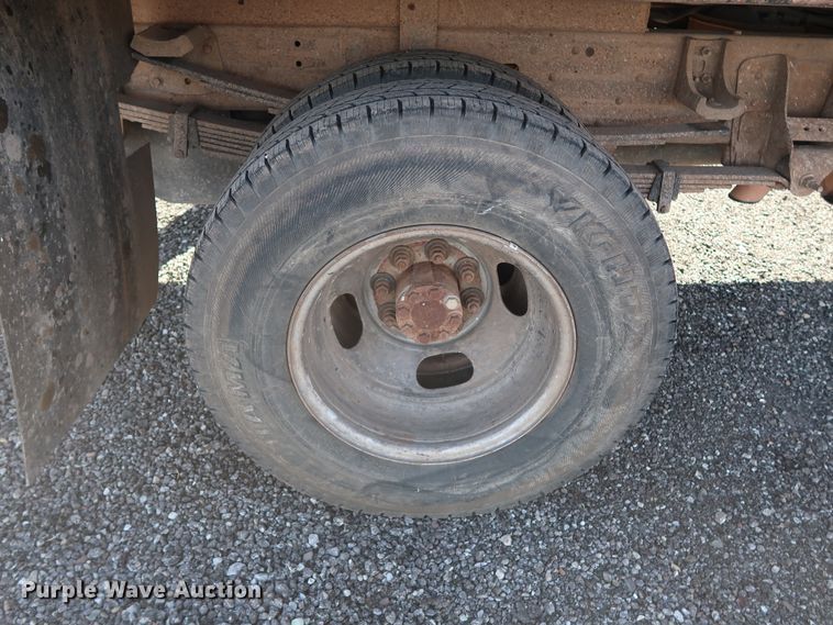 image for item GD9948 2005 Chevrolet Silverado 3500HD flatbed pickup truck