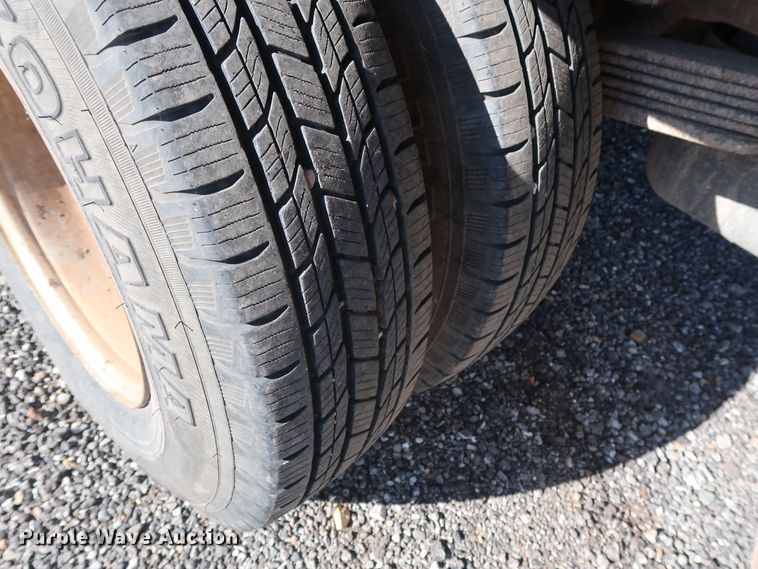 image for item GD9948 2005 Chevrolet Silverado 3500HD flatbed pickup truck