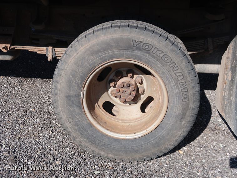 image for item GD9948 2005 Chevrolet Silverado 3500HD flatbed pickup truck