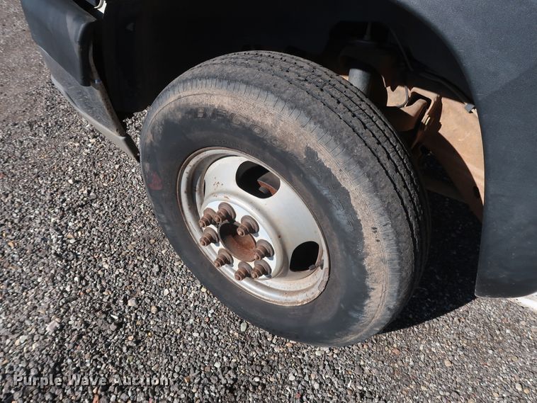 image for item GD9948 2005 Chevrolet Silverado 3500HD flatbed pickup truck