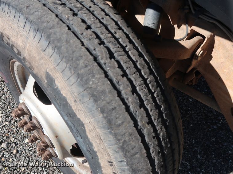 image for item GD9948 2005 Chevrolet Silverado 3500HD flatbed pickup truck