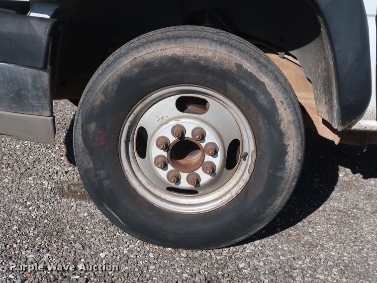 image for item GD9948 2005 Chevrolet Silverado 3500HD flatbed pickup truck