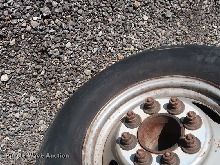 image for item GD9948 2005 Chevrolet Silverado 3500HD flatbed pickup truck