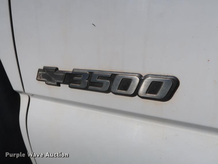 image for item GD9948 2005 Chevrolet Silverado 3500HD flatbed pickup truck