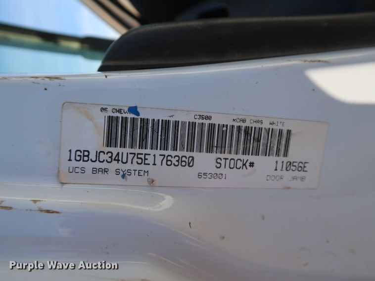 image for item GD9948 2005 Chevrolet Silverado 3500HD flatbed pickup truck