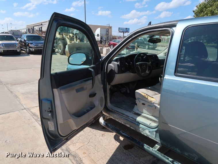 image for item GE9009 2011 Chevrolet Silverado 1500 Crew Cab pickup truck