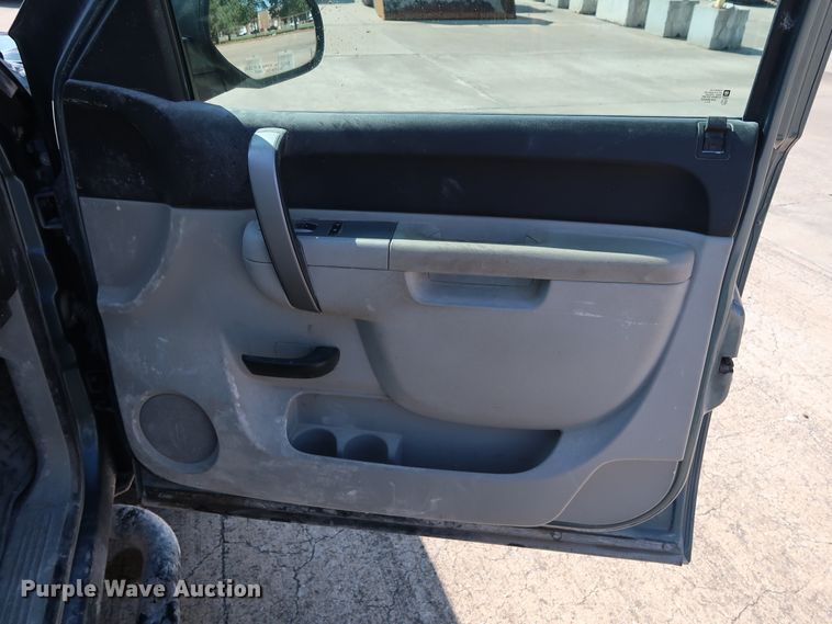 image for item GE9009 2011 Chevrolet Silverado 1500 Crew Cab pickup truck