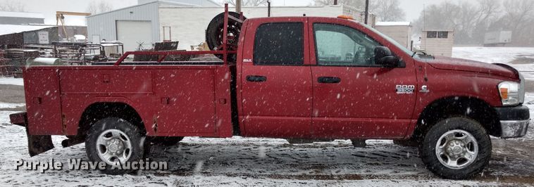 image for item GE9556 2007 Dodge Ram 3500 SLT Quad Cab utility bed pickup truck