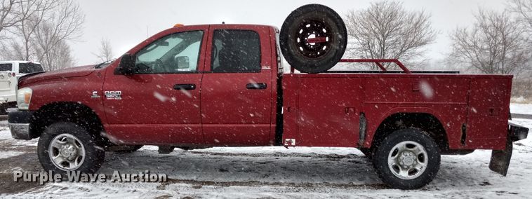 image for item GE9556 2007 Dodge Ram 3500 SLT Quad Cab utility bed pickup truck