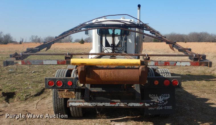 image for item GF9000 2006 Peterbilt 335 roll off container truck