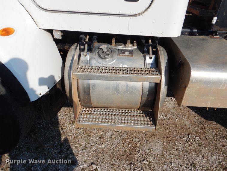 image for item GF9000 2006 Peterbilt 335 roll off container truck