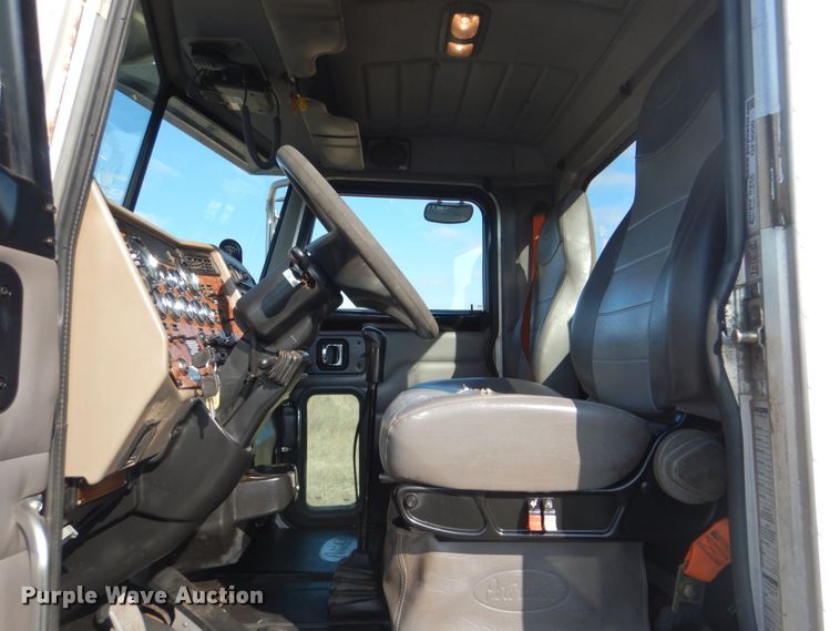 image for item GF9000 2006 Peterbilt 335 roll off container truck