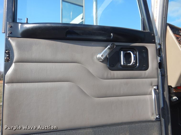 image for item GF9000 2006 Peterbilt 335 roll off container truck