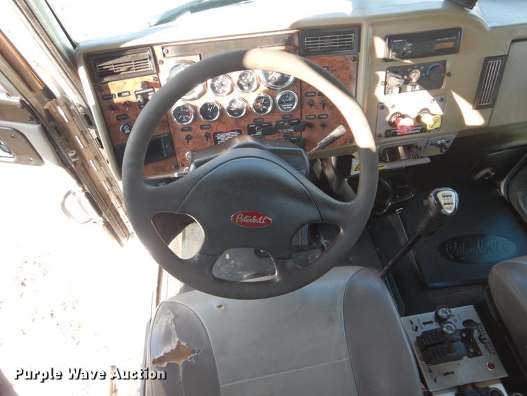 image for item GF9000 2006 Peterbilt 335 roll off container truck