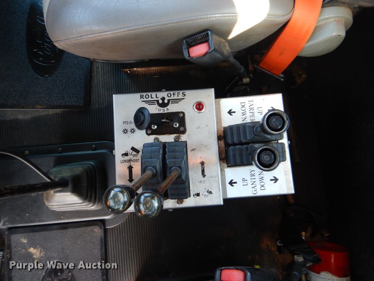 image for item GF9000 2006 Peterbilt 335 roll off container truck