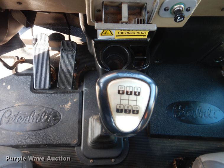 image for item GF9000 2006 Peterbilt 335 roll off container truck