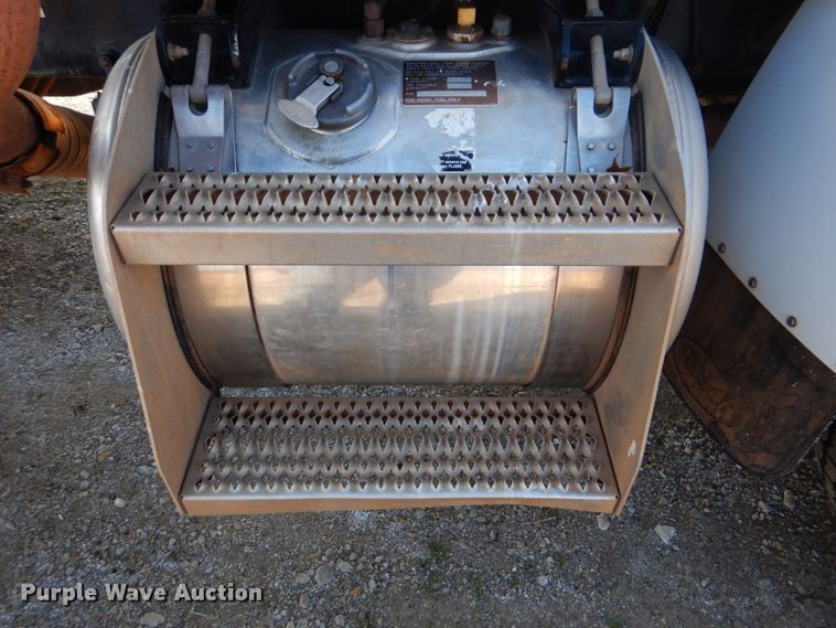 image for item GF9000 2006 Peterbilt 335 roll off container truck