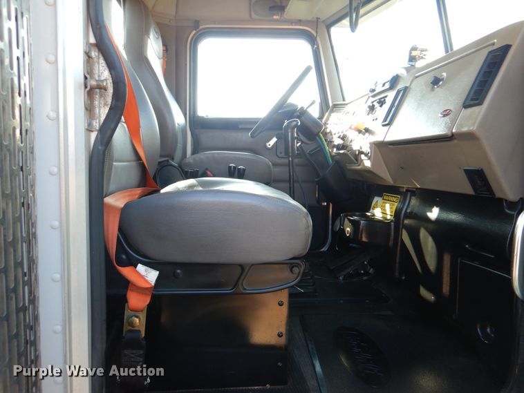 image for item GF9000 2006 Peterbilt 335 roll off container truck