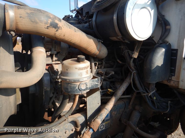 image for item GF9000 2006 Peterbilt 335 roll off container truck