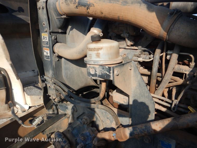 image for item GF9000 2006 Peterbilt 335 roll off container truck