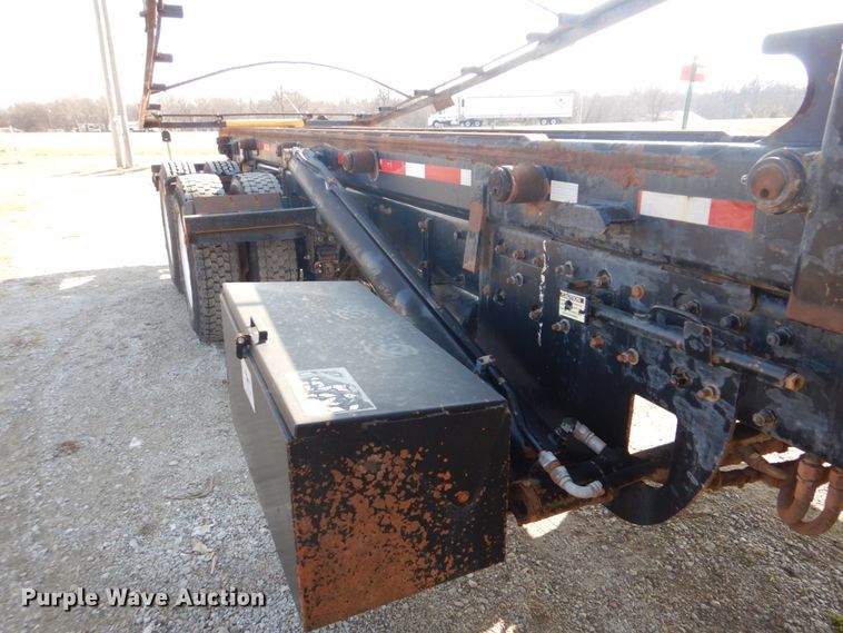 image for item GF9000 2006 Peterbilt 335 roll off container truck