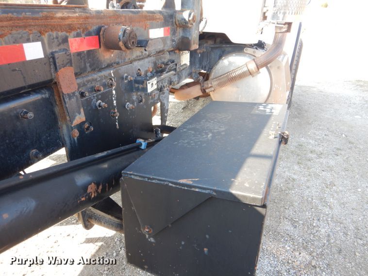 image for item GF9000 2006 Peterbilt 335 roll off container truck