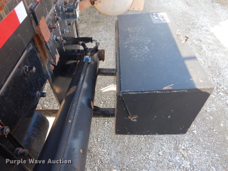 image for item GF9000 2006 Peterbilt 335 roll off container truck