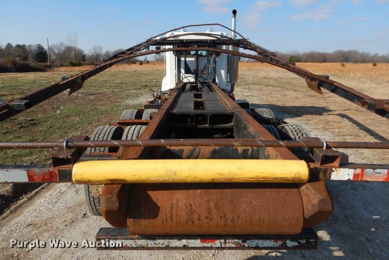 image for item GF9000 2006 Peterbilt 335 roll off container truck