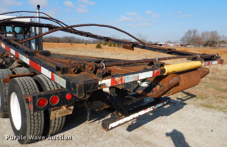 image for item GF9000 2006 Peterbilt 335 roll off container truck