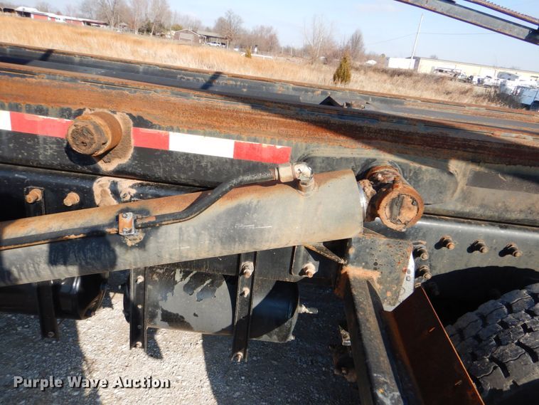 image for item GF9000 2006 Peterbilt 335 roll off container truck