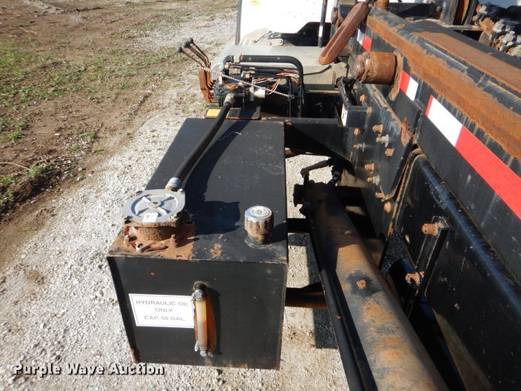 image for item GF9000 2006 Peterbilt 335 roll off container truck