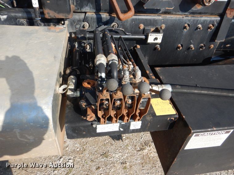 image for item GF9000 2006 Peterbilt 335 roll off container truck