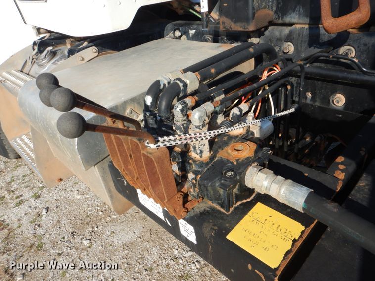 image for item GF9000 2006 Peterbilt 335 roll off container truck