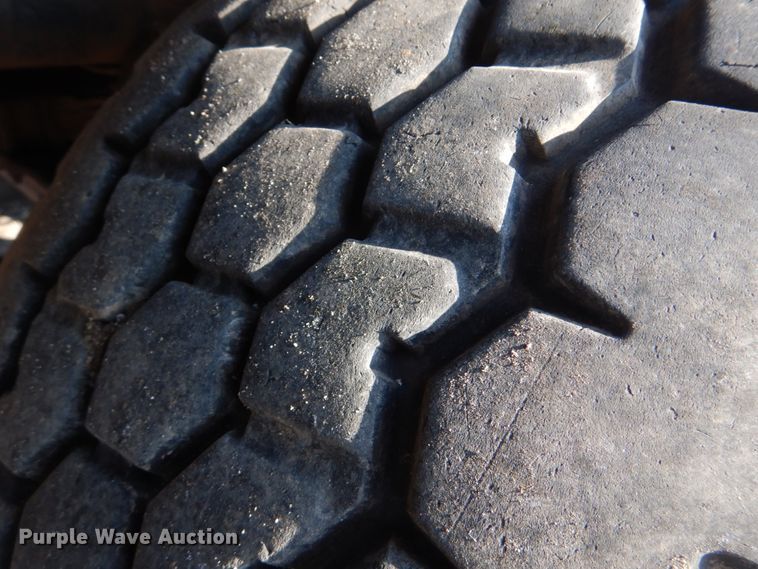 image for item GF9000 2006 Peterbilt 335 roll off container truck