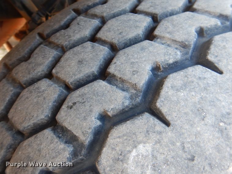 image for item GF9000 2006 Peterbilt 335 roll off container truck