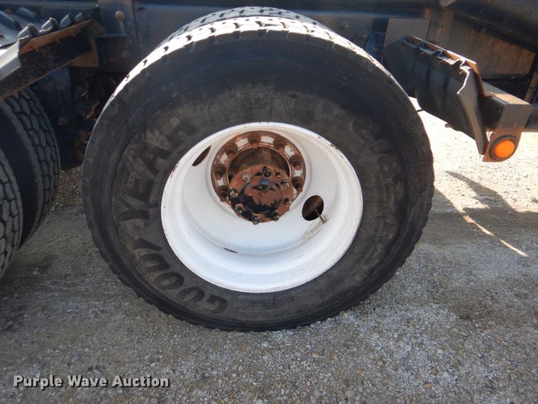 image for item GF9000 2006 Peterbilt 335 roll off container truck