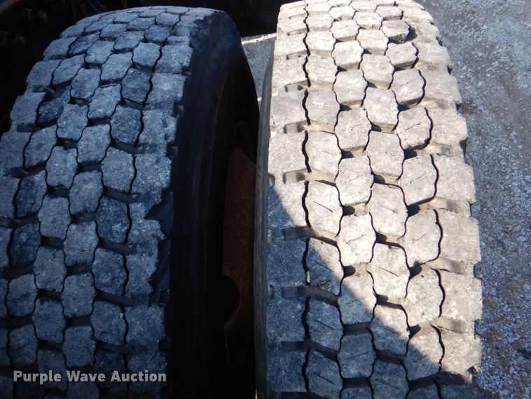 image for item GF9000 2006 Peterbilt 335 roll off container truck